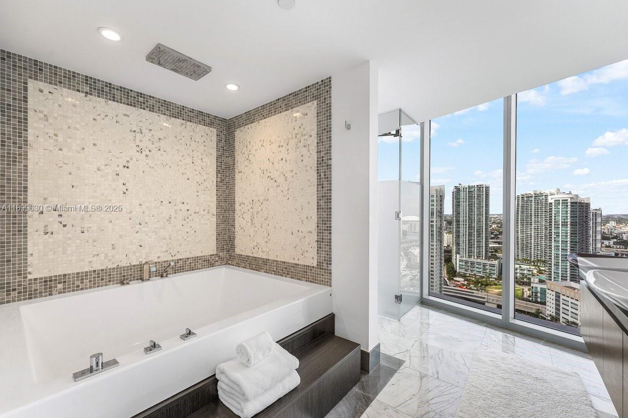 200 Biscayne Boulevard Way #3702, Miami FL 33131