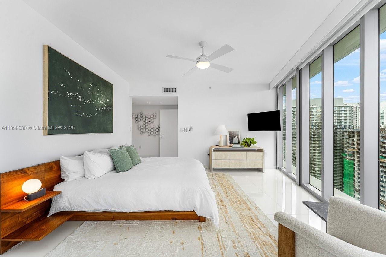 200 Biscayne Boulevard Way #3702, Miami FL 33131