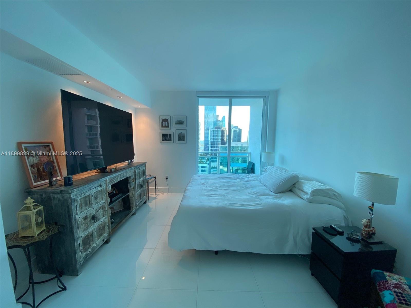 950 Brickell Bay Dr #2707, Miami FL 33131