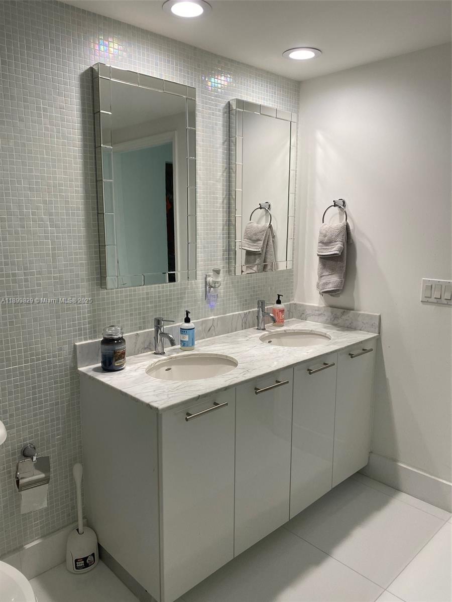 950 Brickell Bay Dr #2707, Miami FL 33131
