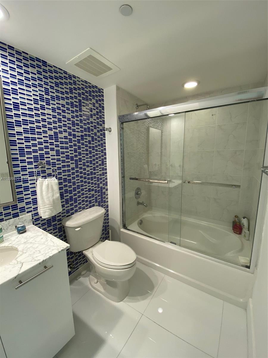 950 Brickell Bay Dr #2707, Miami FL 33131
