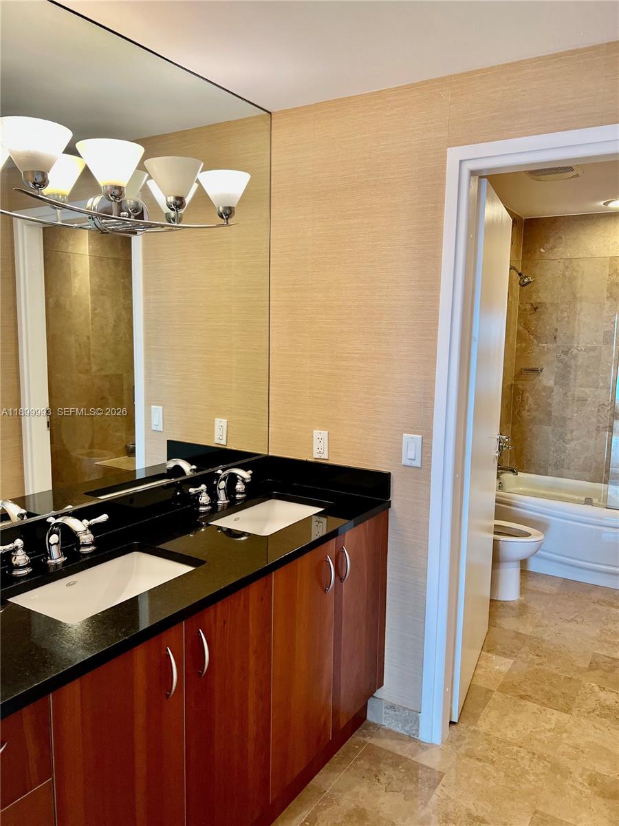 300 S Biscayne Blvd #2006, Miami FL 33131
