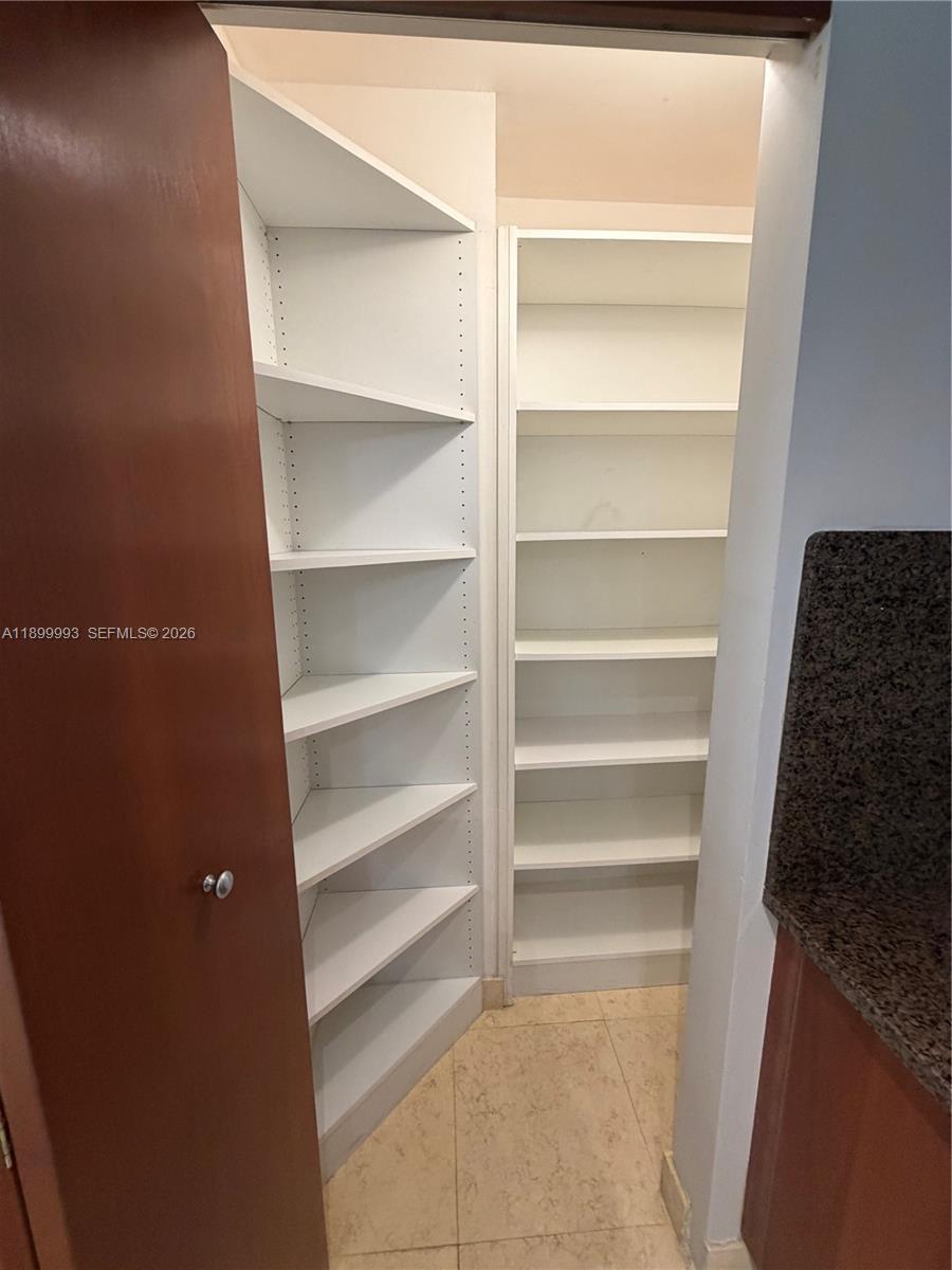 300 S Biscayne Blvd #2006, Miami FL 33131