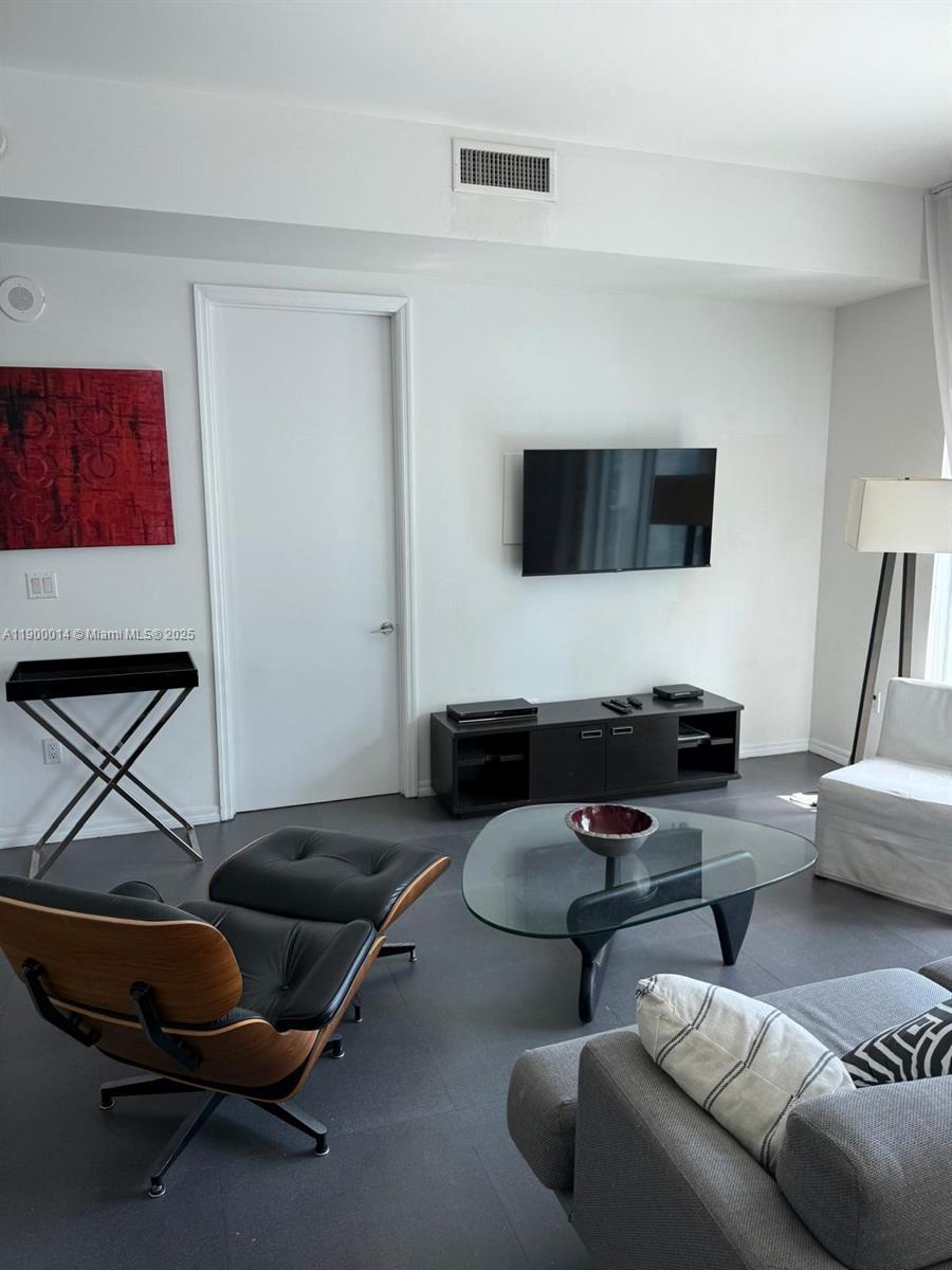 55 SE 6th St #4102, Miami FL 33131
