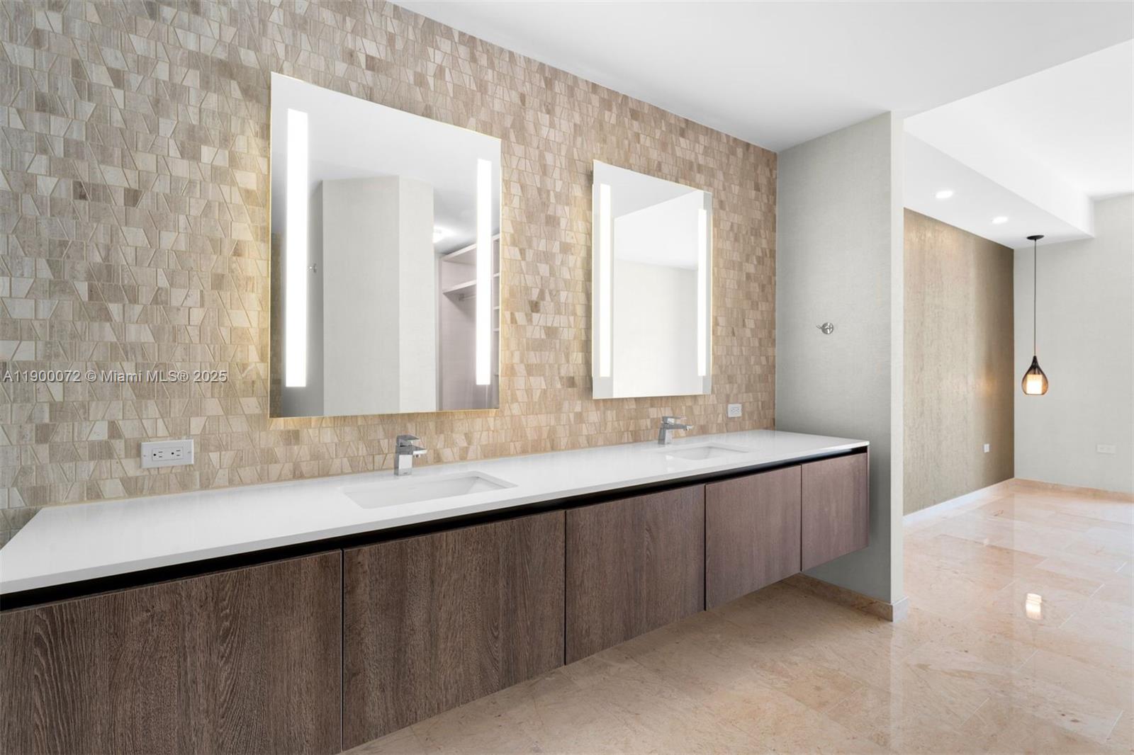 88 SW 7th St #3907, Miami FL 33130