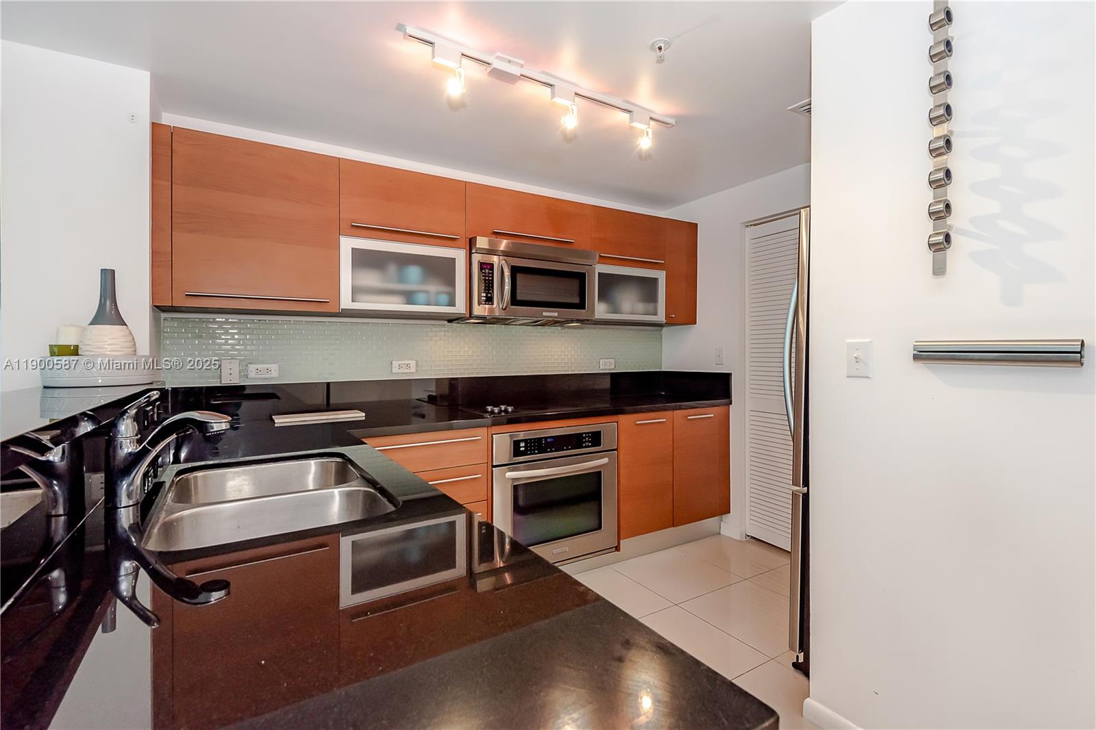 253 NE 2nd St #1407, Miami FL 33132