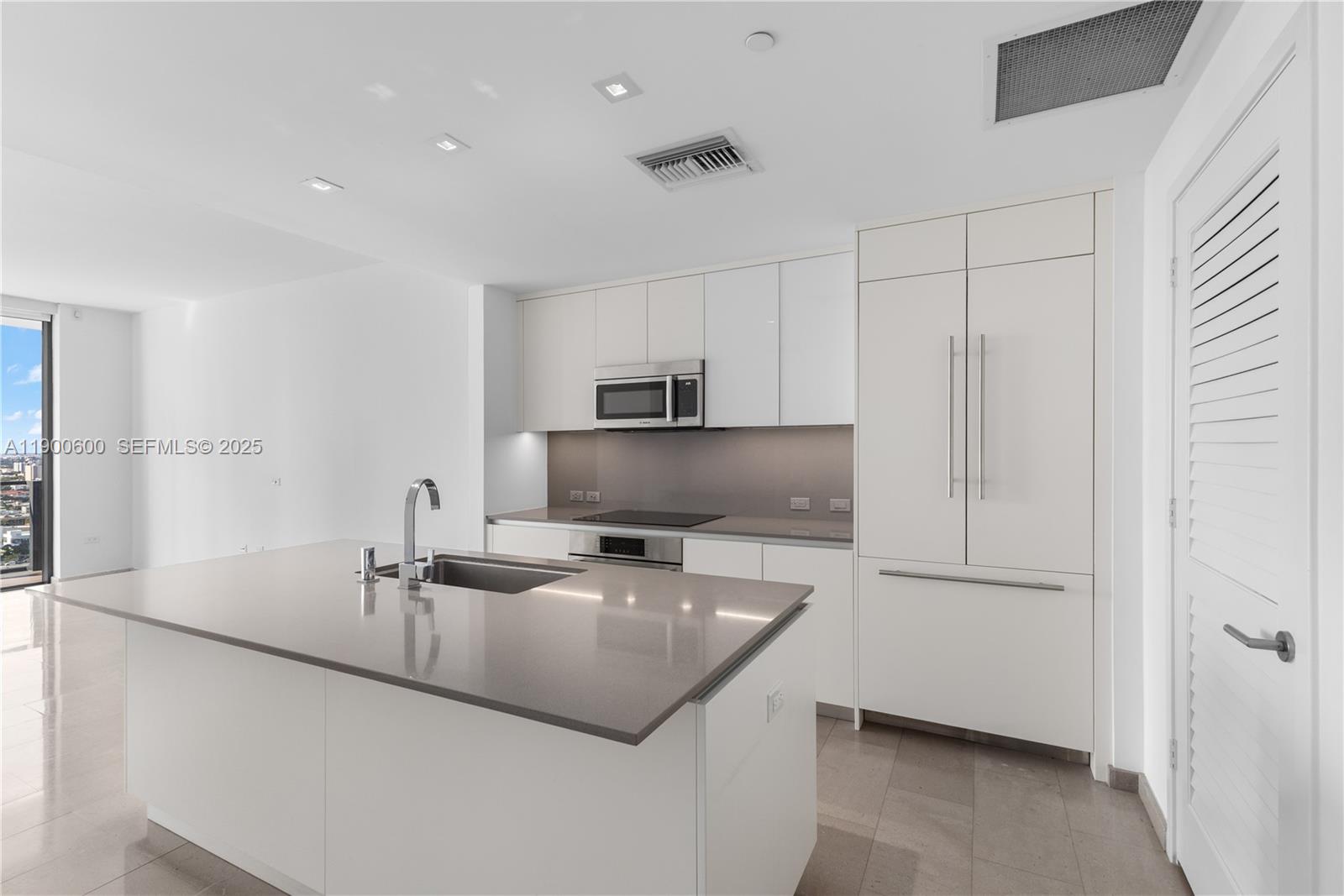 68 SE 6th St #2006, Miami FL 33131