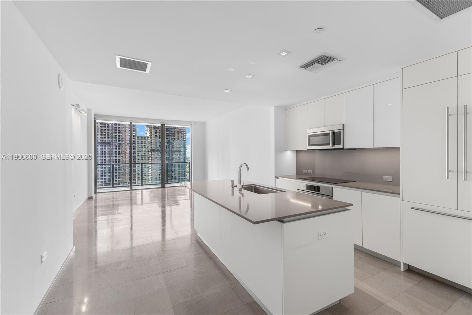 68 SE 6th St #2006, Miami FL 33131