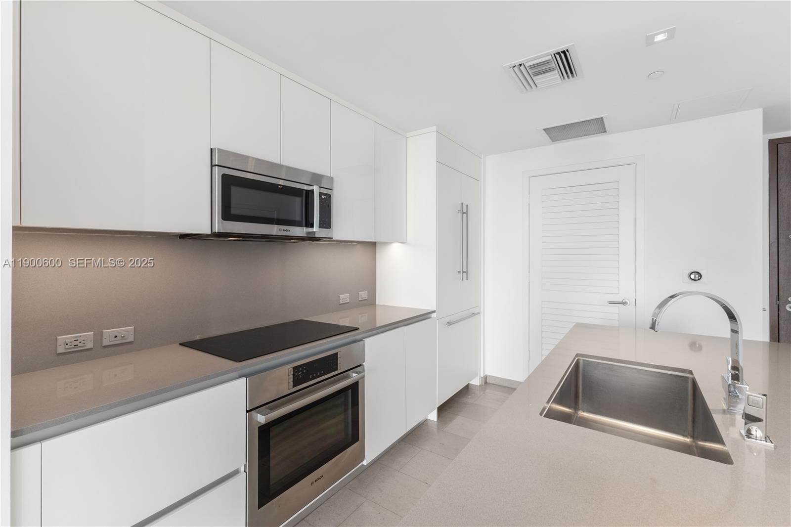 68 SE 6th St #2006, Miami FL 33131
