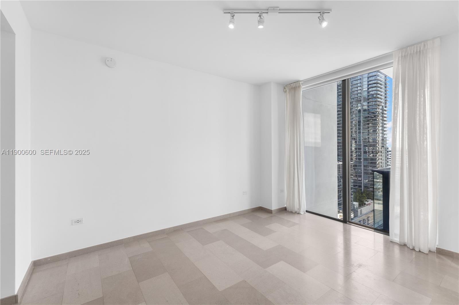 68 SE 6th St #2006, Miami FL 33131