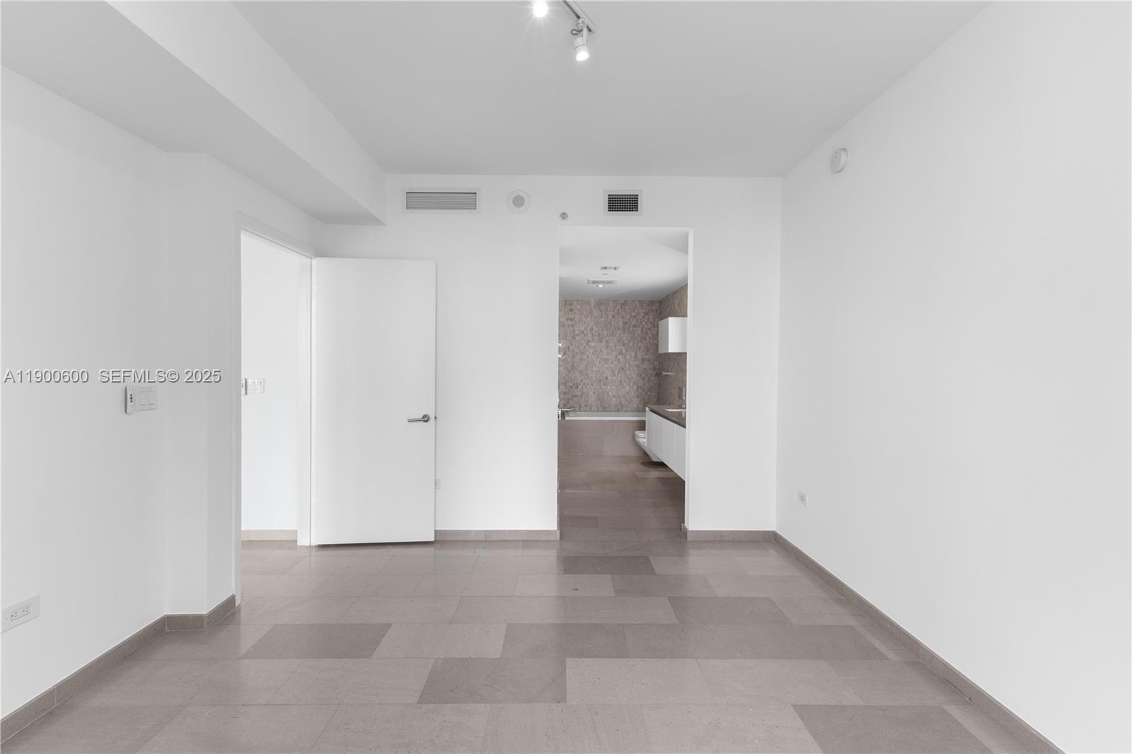 68 SE 6th St #2006, Miami FL 33131