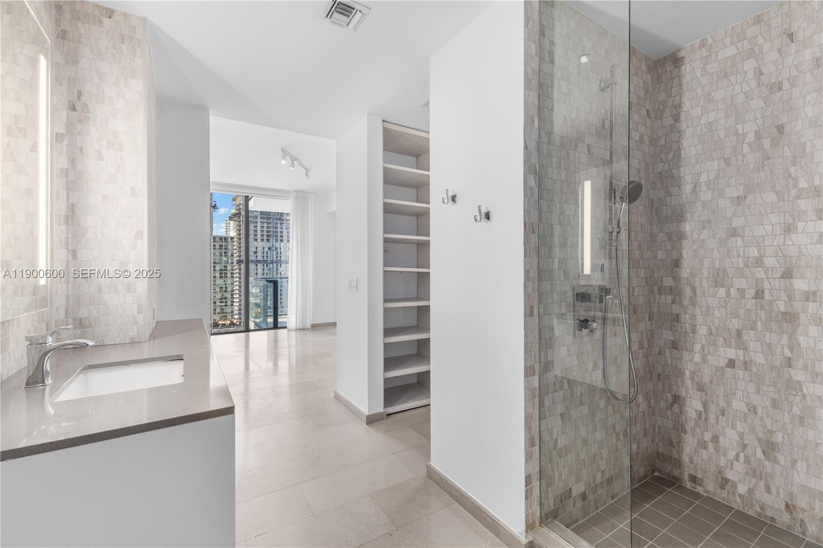 68 SE 6th St #2006, Miami FL 33131