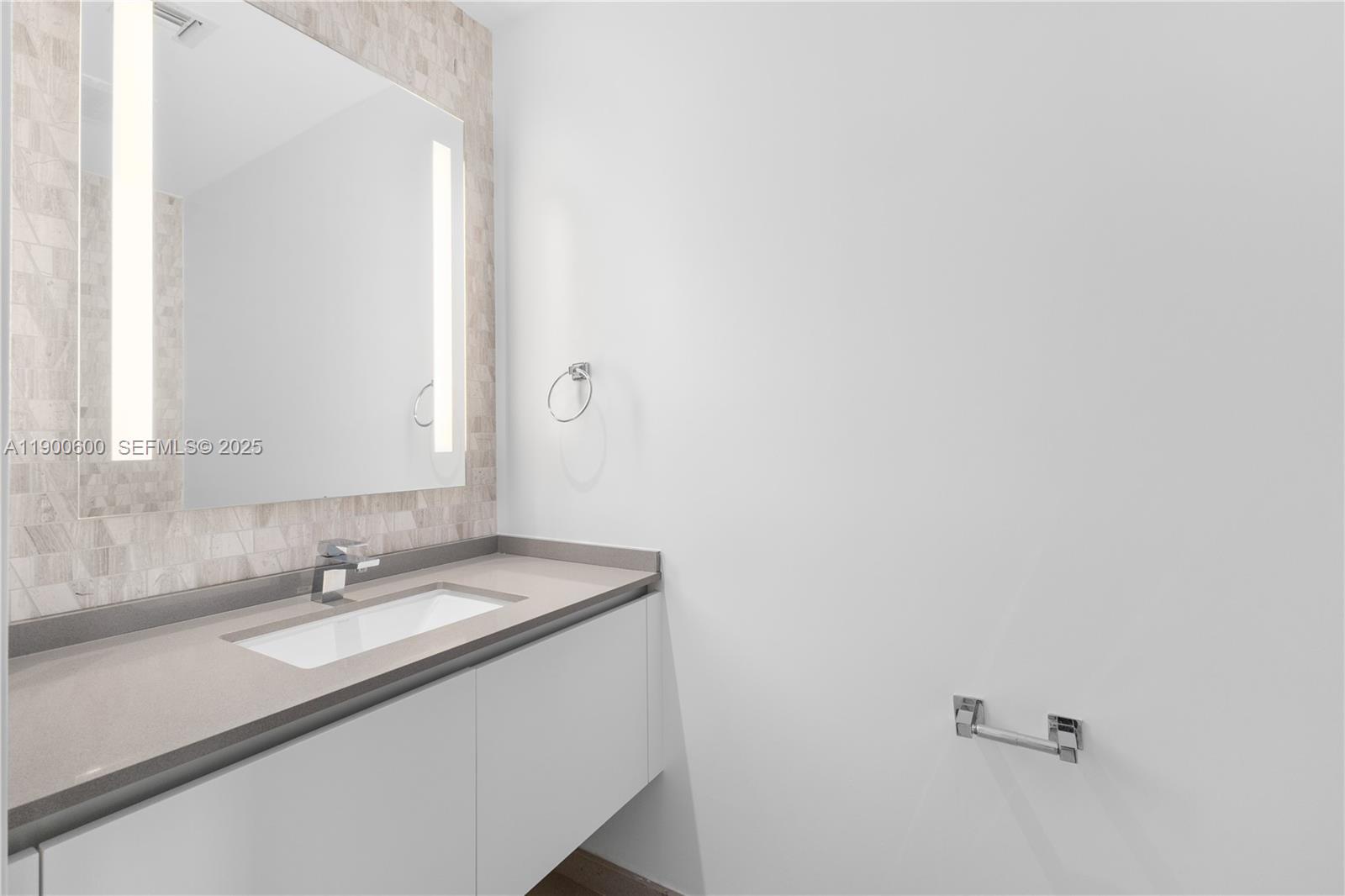 68 SE 6th St #2006, Miami FL 33131