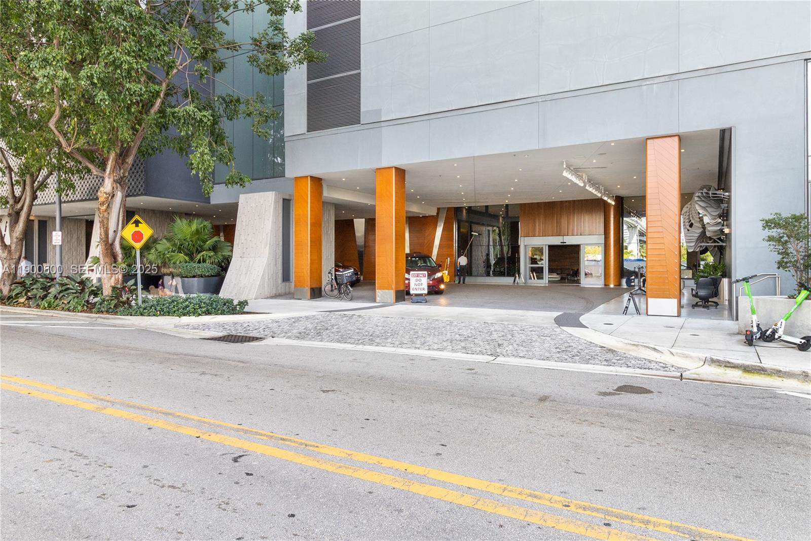 68 SE 6th St #2006, Miami FL 33131
