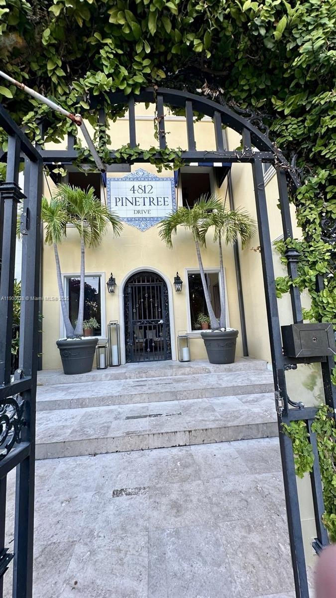 4812 Pine Tree Dr #204, Miami Beach FL 33140