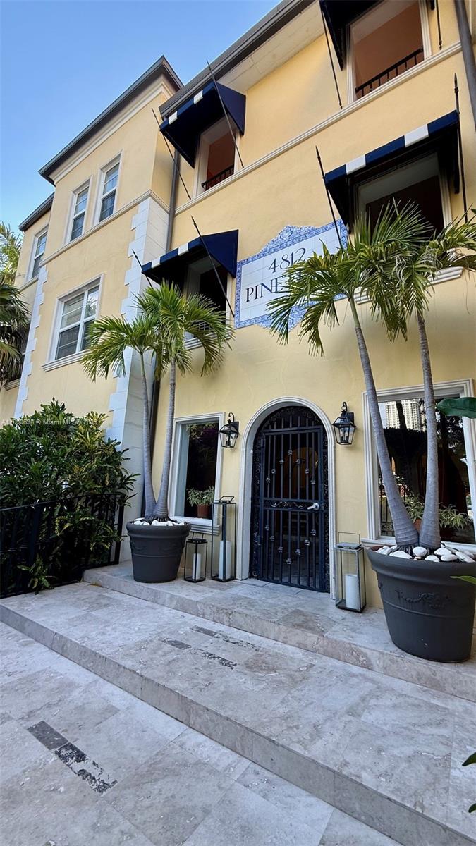 4812 Pine Tree Dr #204, Miami Beach FL 33140