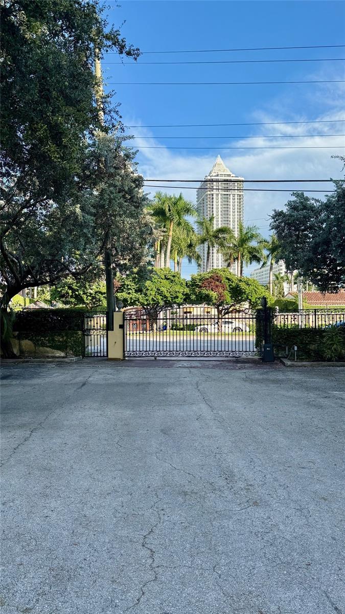 4812 Pine Tree Dr #204, Miami Beach FL 33140