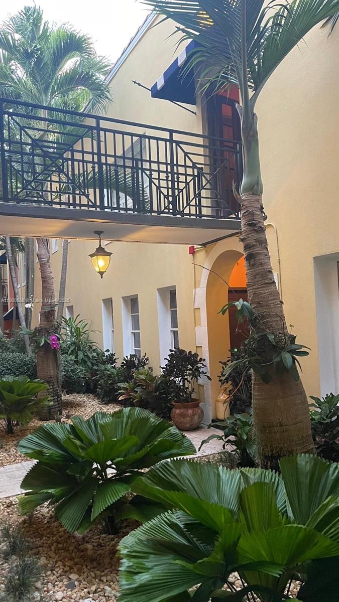 4812 Pine Tree Dr #204, Miami Beach FL 33140