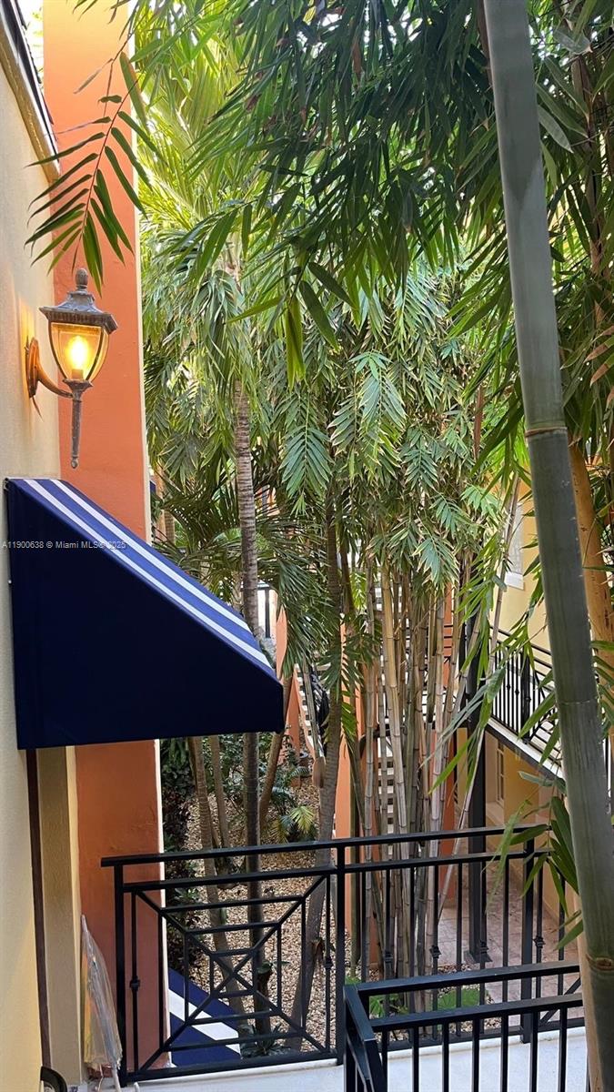 4812 Pine Tree Dr #204, Miami Beach FL 33140