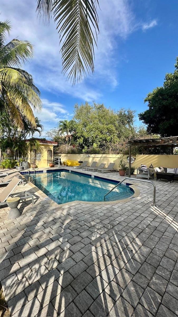 4812 Pine Tree Dr #204, Miami Beach FL 33140