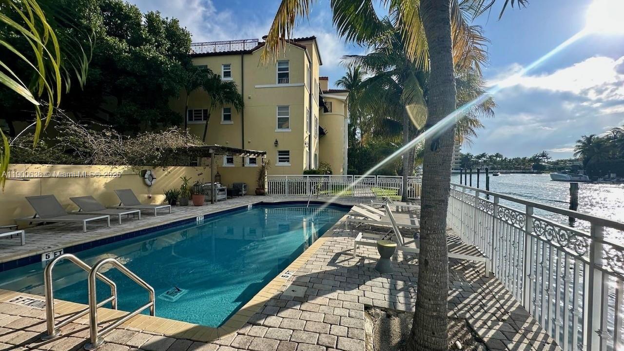 4812 Pine Tree Dr #204, Miami Beach FL 33140