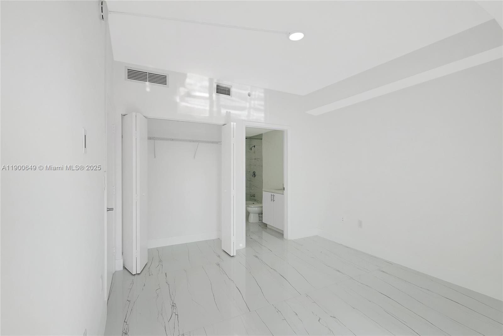 90 SW 3rd St #1602, Miami FL 33130