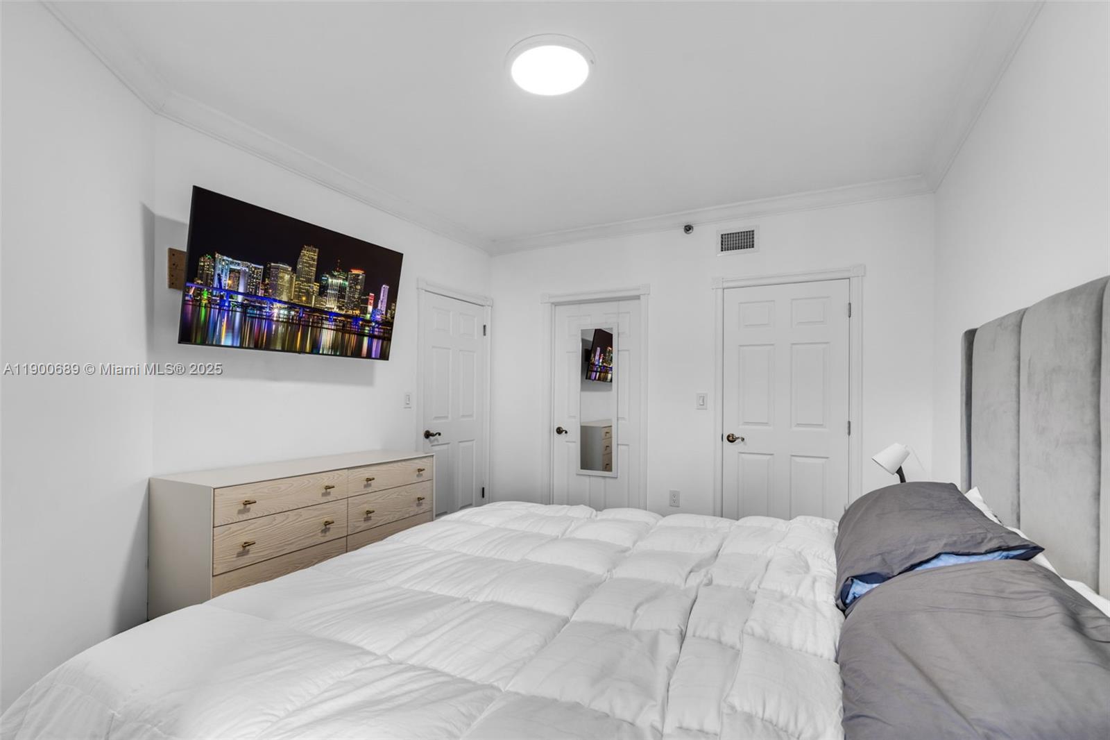 540 Brickell Key Dr #1813, Miami FL 33131