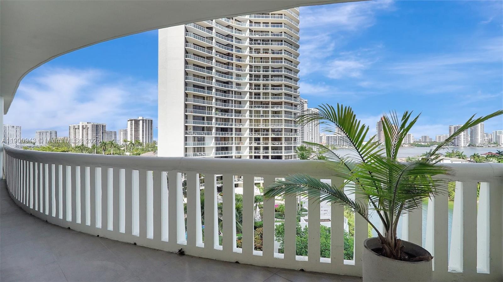 3000 Island Blvd #905, Aventura FL 33160