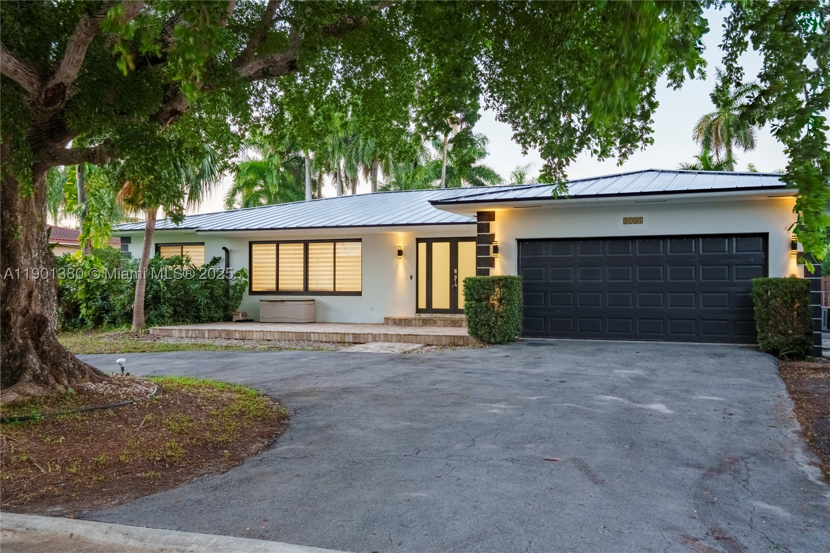 1141 N Northlake Dr, Hollywood FL 33019