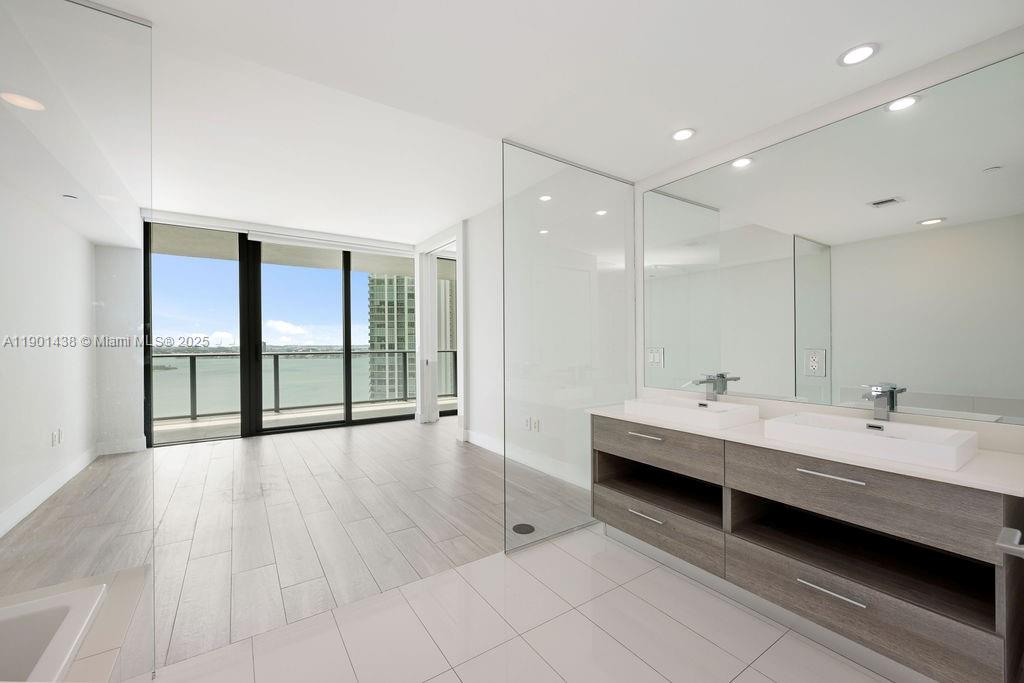 650 NE 32nd St #2205, Miami FL 33137