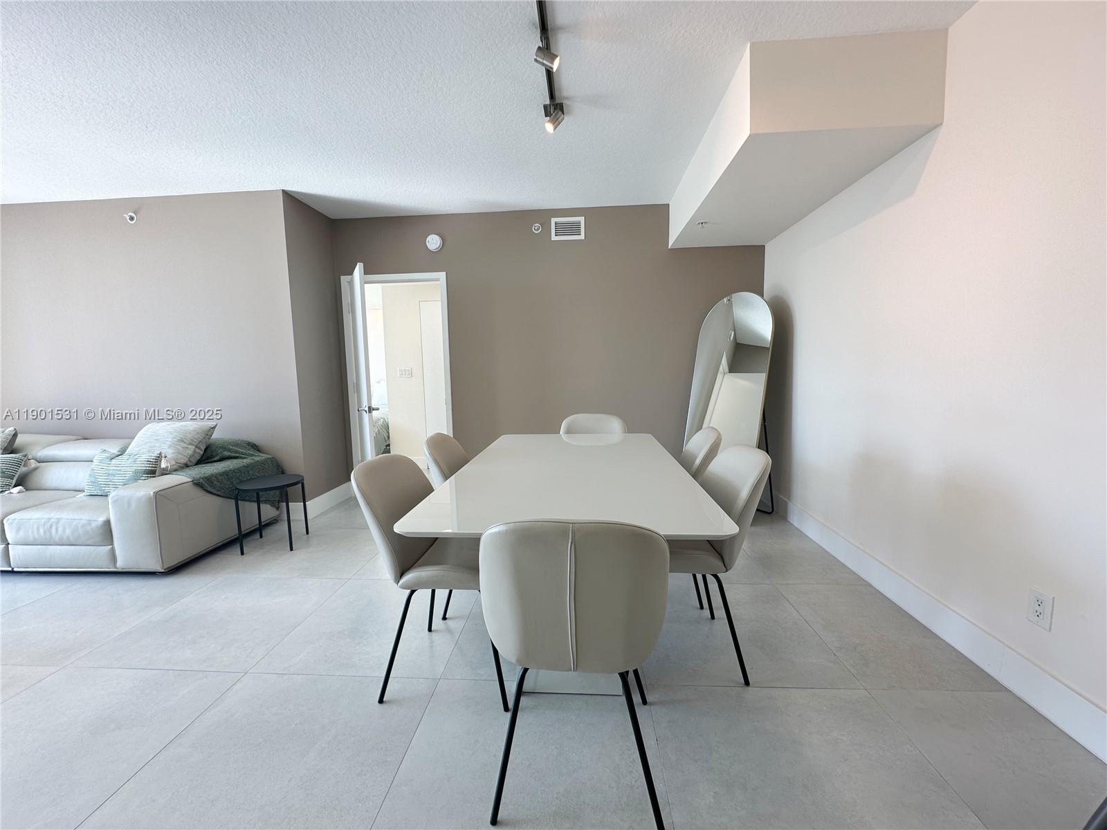 335 S Biscayne Blvd #1605, Miami FL 33131