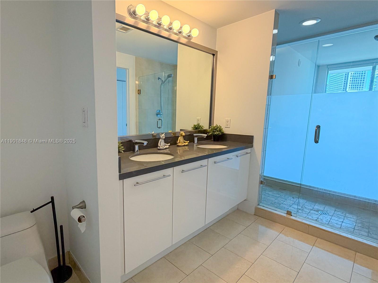 90 SW 3rd St #2401, Miami FL 33130