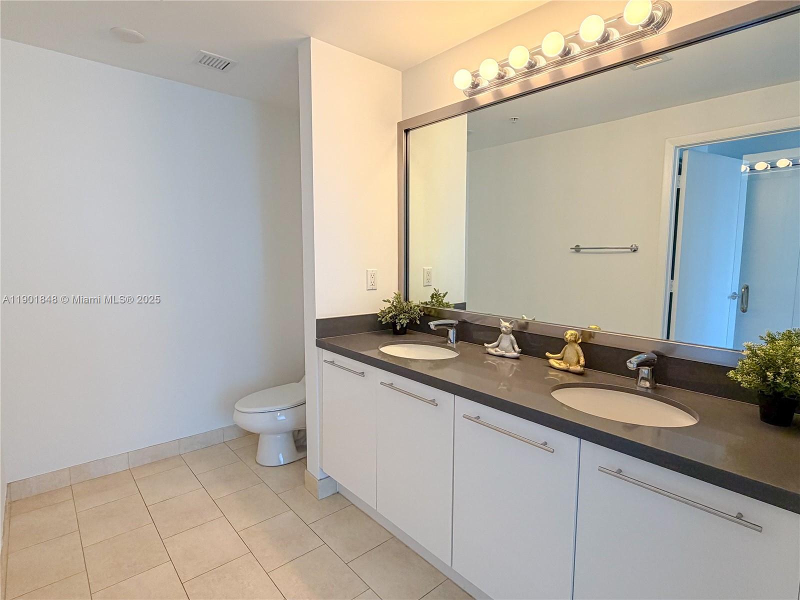 90 SW 3rd St #2401, Miami FL 33130