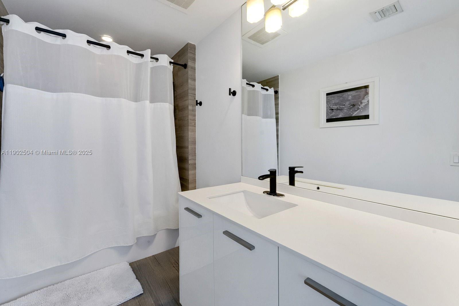 1300 Brickell Bay Dr #2901, Miami FL 33131