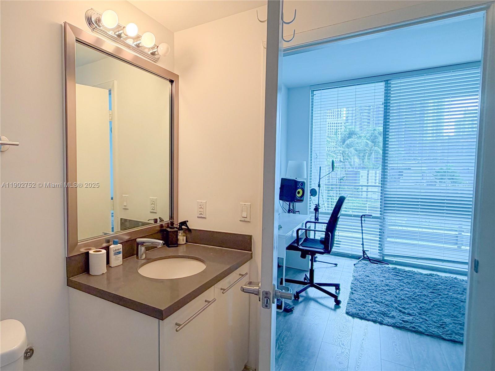 90 SW 3rd St #1116, Miami FL 33130