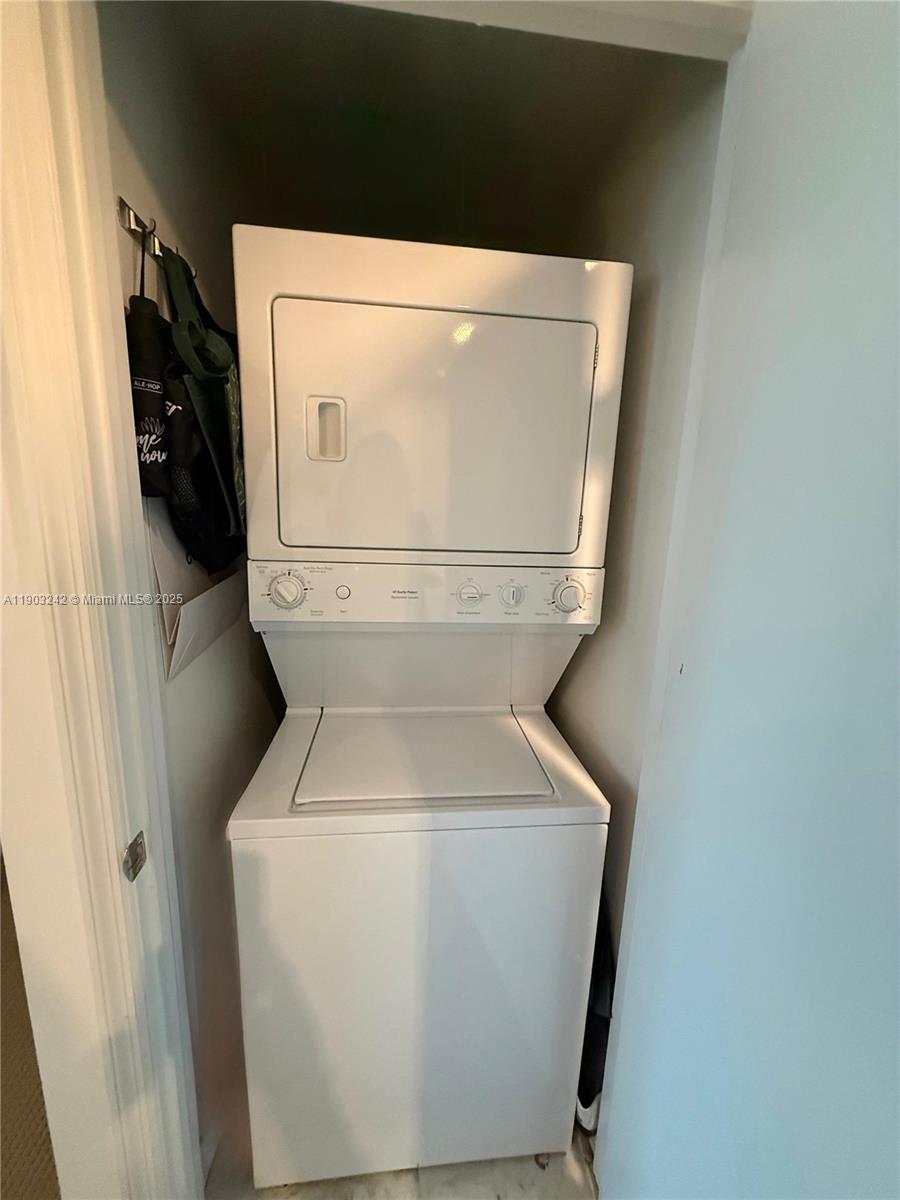 55 SE 6th St #2808, Miami FL 33131
