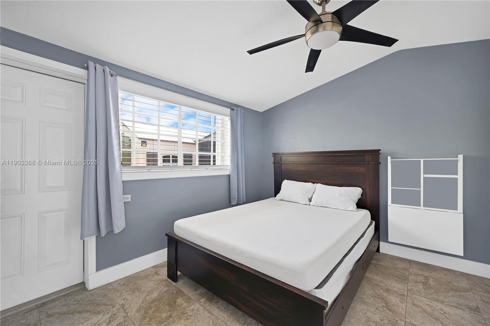 818 NE 3rd St, Hallandale Beach FL 33009