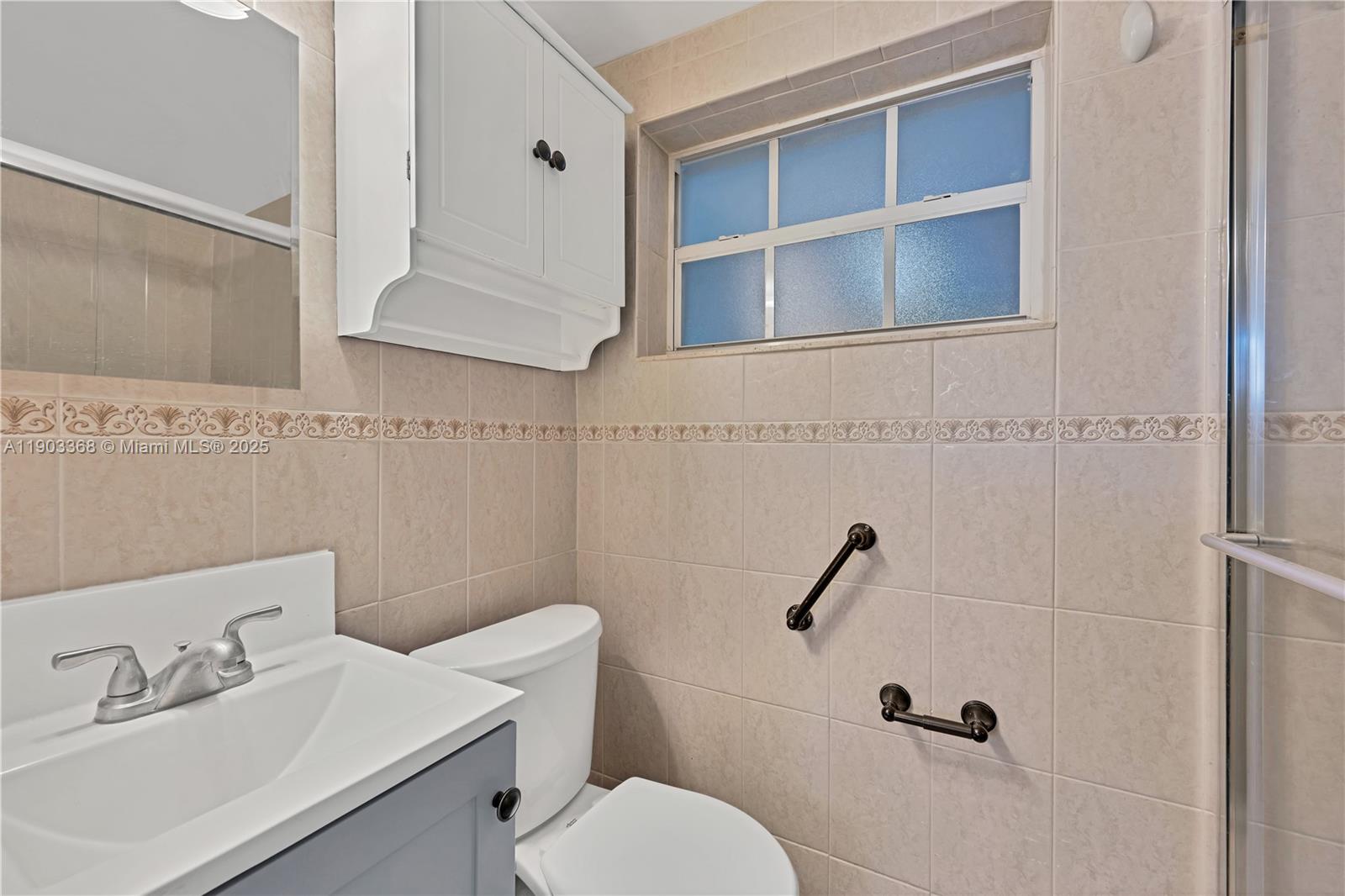 818 NE 3rd St, Hallandale Beach FL 33009