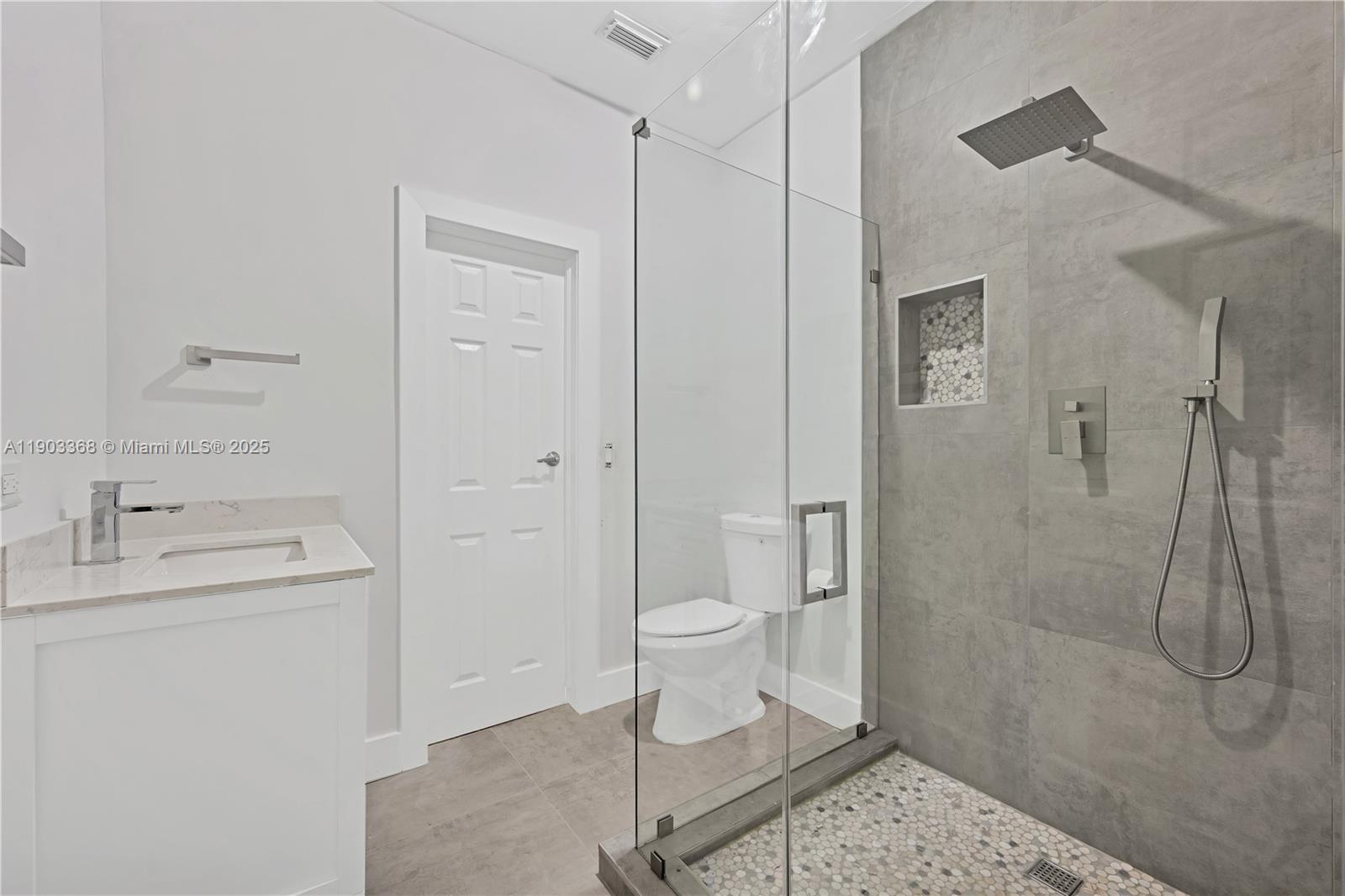 818 NE 3rd St, Hallandale Beach FL 33009