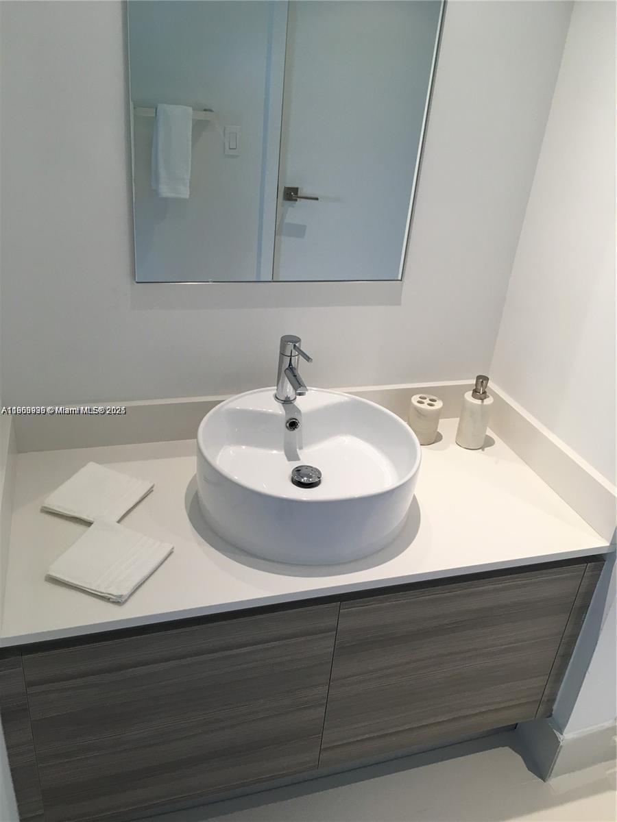 121 NE 34th St #3011, Miami FL 33137