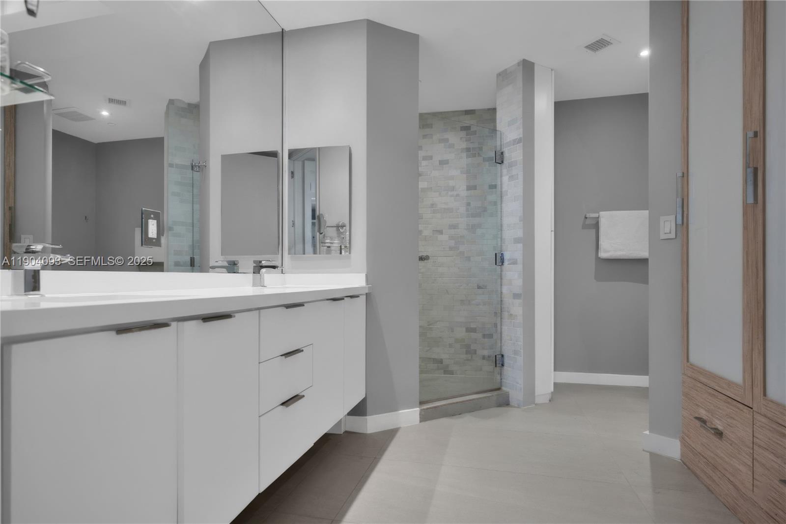 100 S Pointe Dr #909, Miami Beach FL 33139