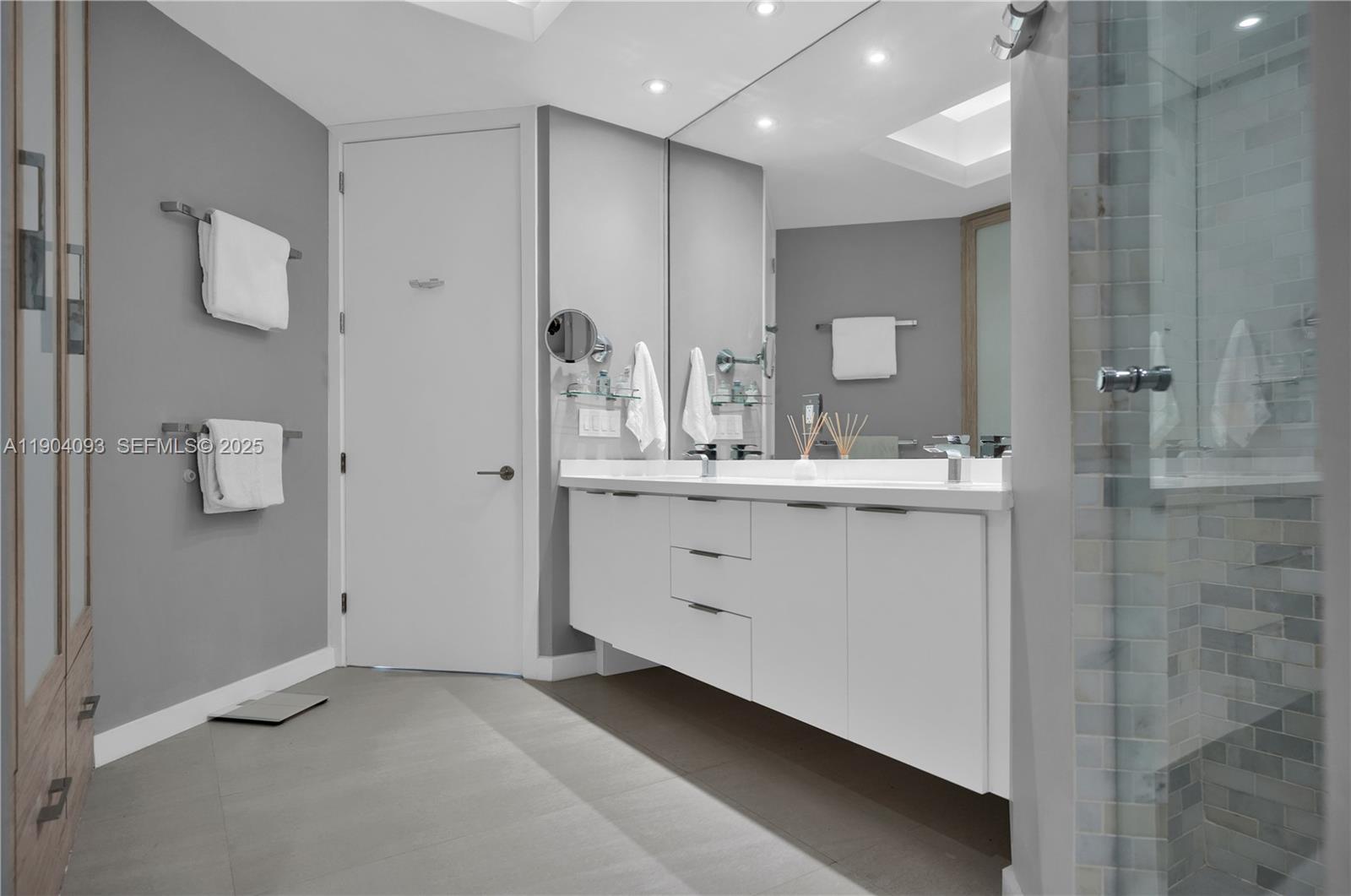 100 S Pointe Dr #909, Miami Beach FL 33139