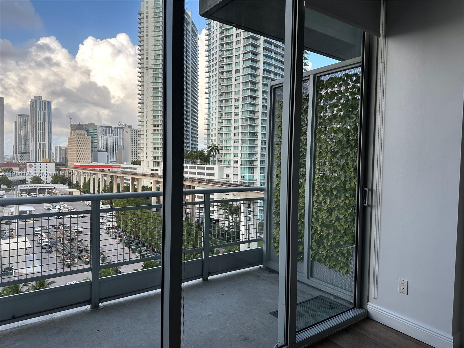 690 SW 1 CT #1211, Miami FL 33130