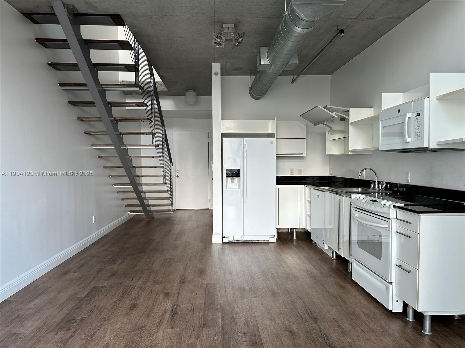 690 SW 1 CT #1211, Miami FL 33130