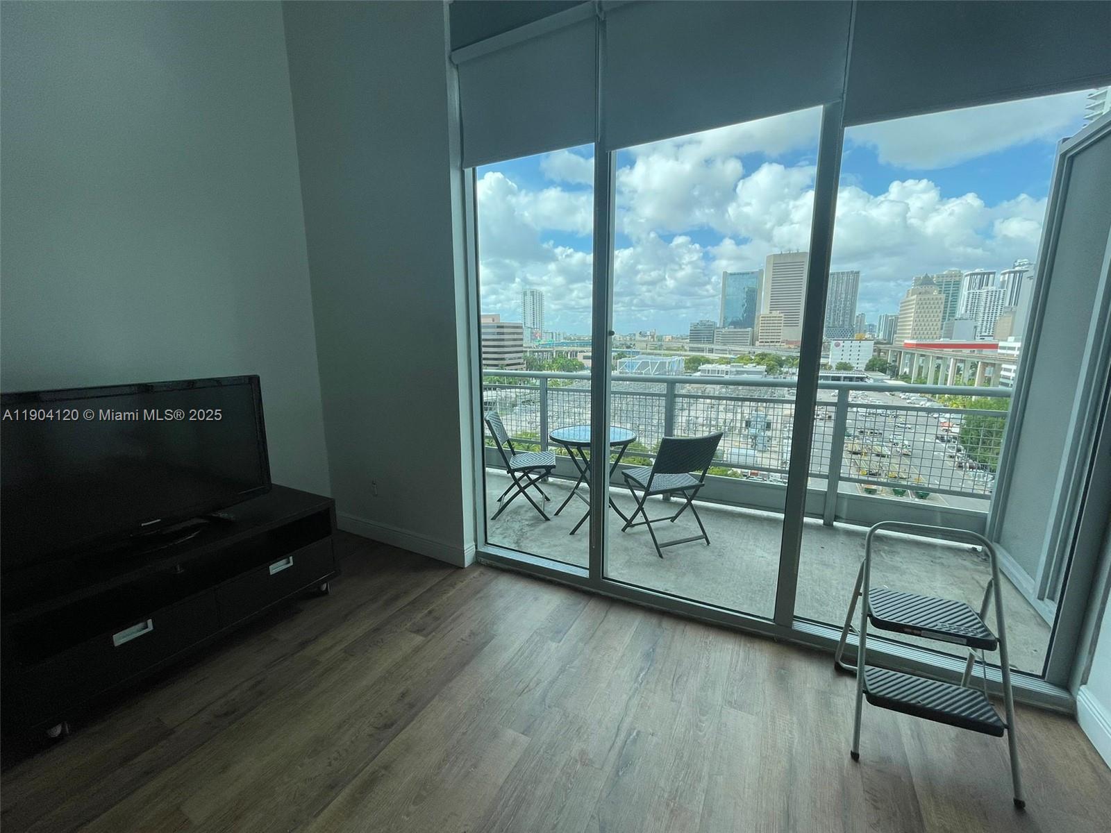 690 SW 1 CT #1211, Miami FL 33130