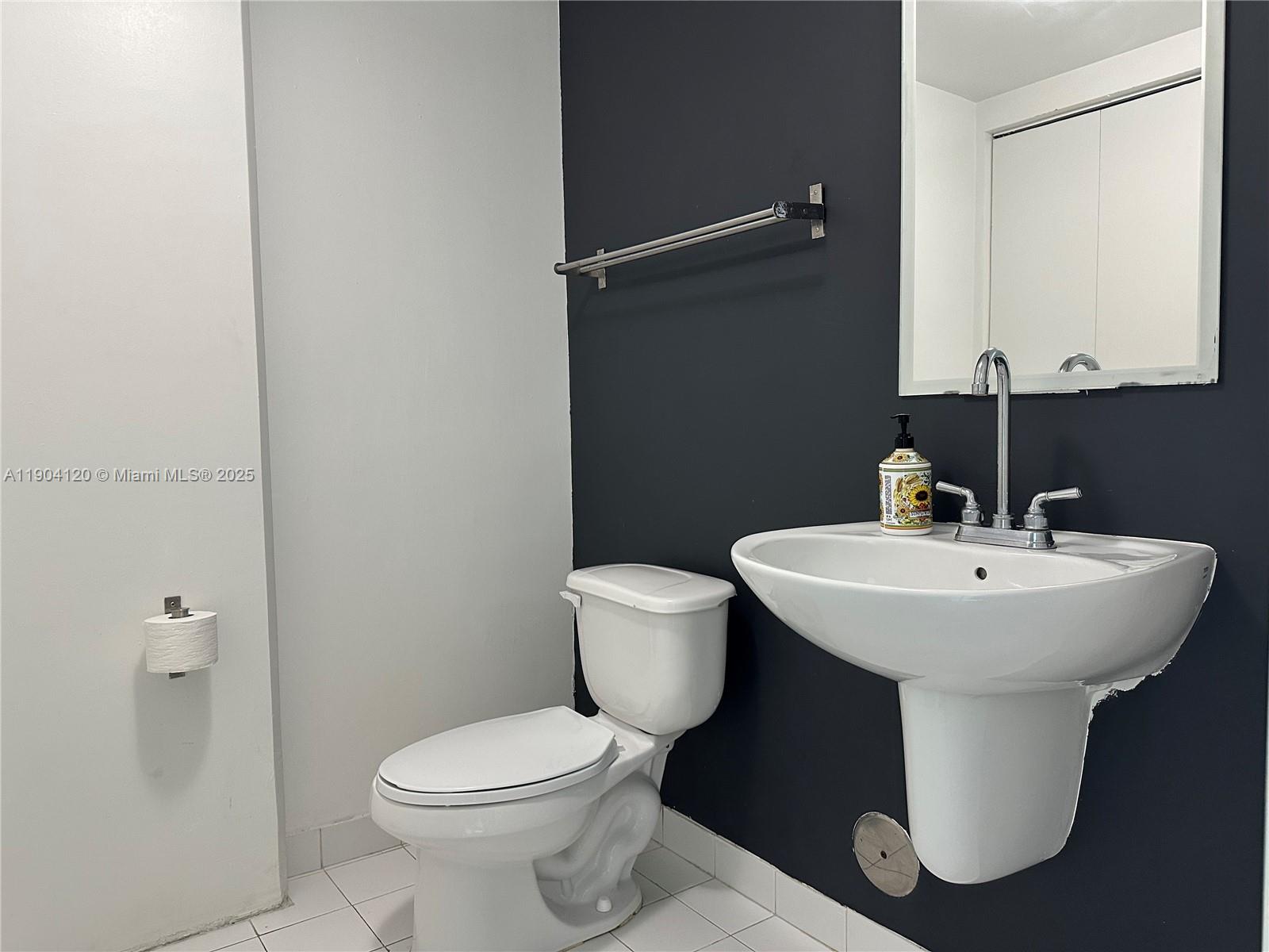 690 SW 1 CT #1211, Miami FL 33130