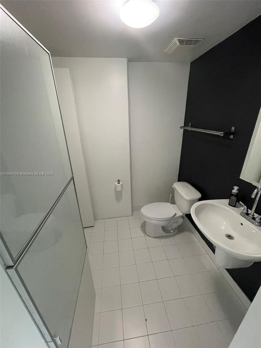 690 SW 1 CT #1211, Miami FL 33130
