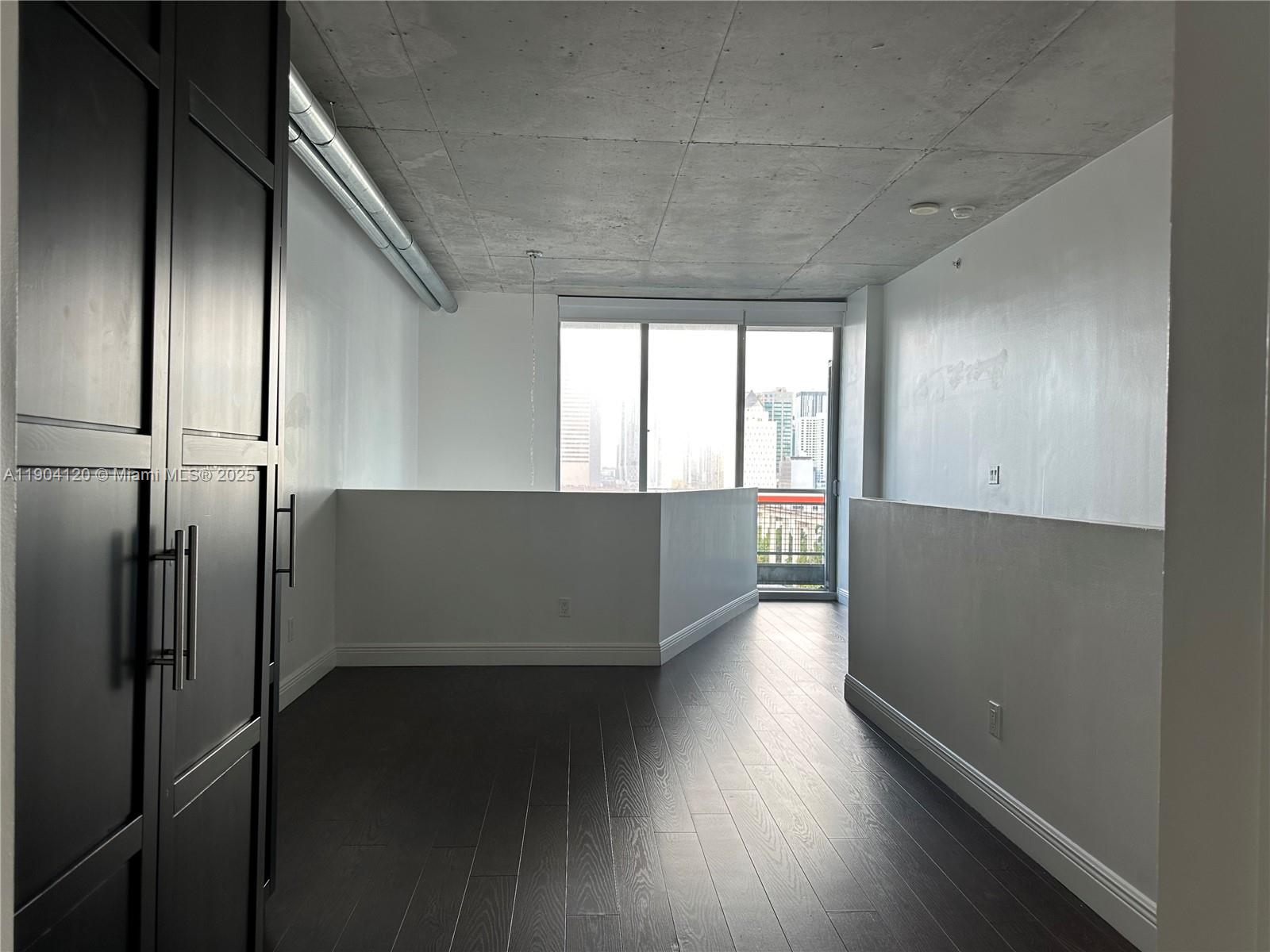 690 SW 1 CT #1211, Miami FL 33130