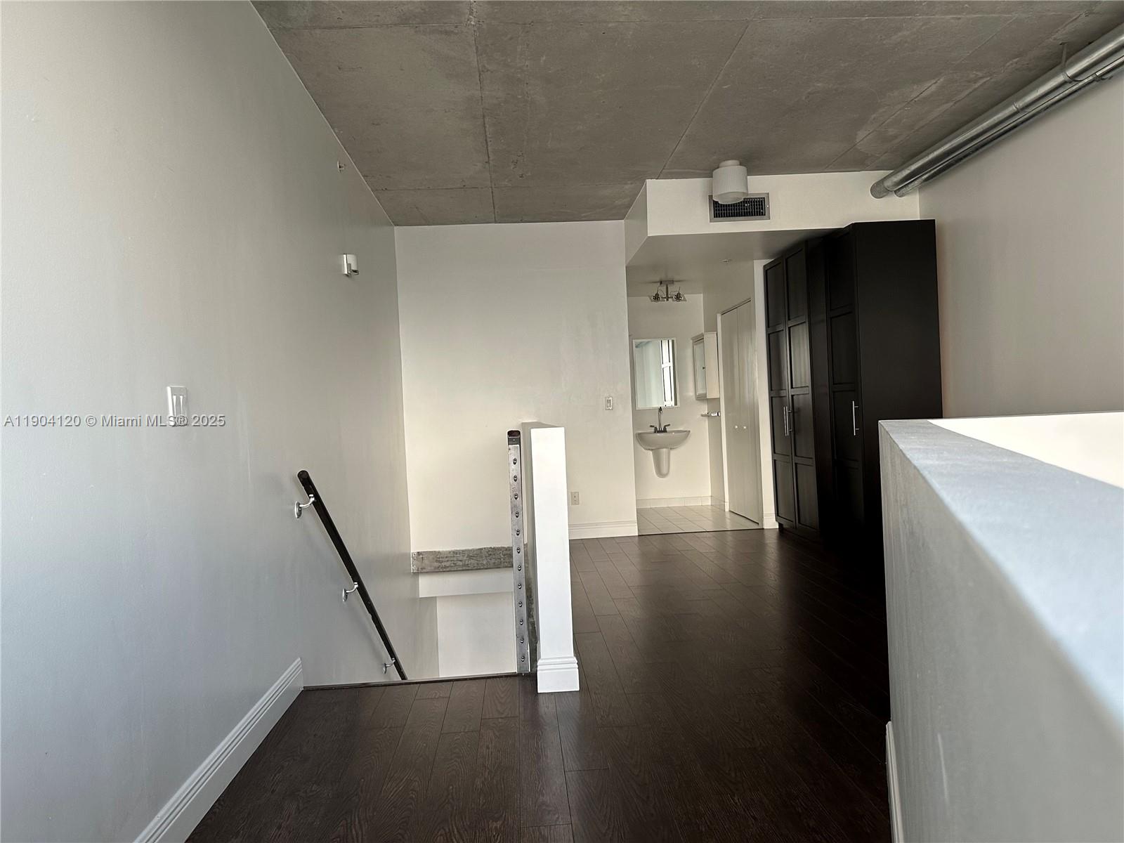 690 SW 1 CT #1211, Miami FL 33130