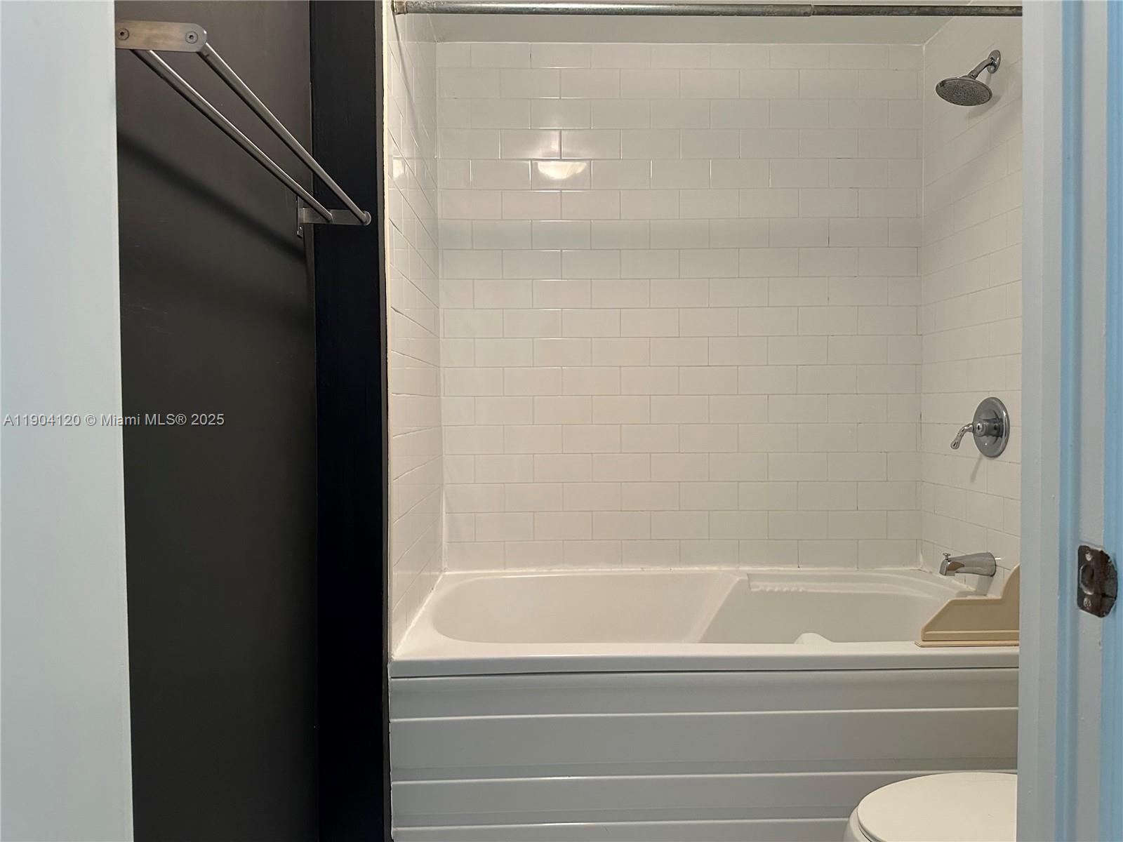690 SW 1 CT #1211, Miami FL 33130